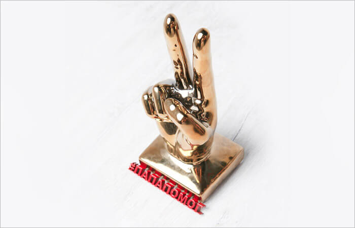 Золотая рука "виктори" - символ победителя